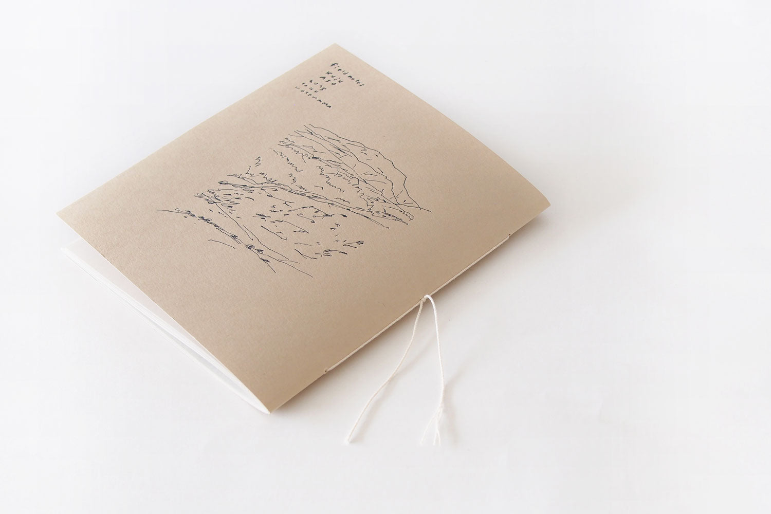 保手濱拓 作品集「Field Notes Kuju Aso 2025」（MINOU BOOKS）